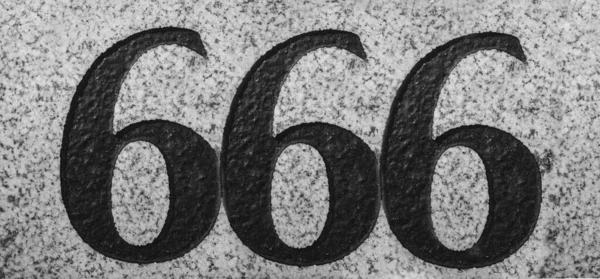 在石头背景上雕刻666号 黑色数字 — 图库照片