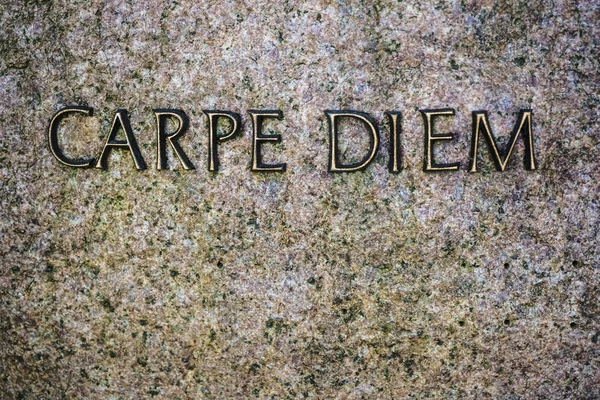 石の背景にある金属語 Carpe Diem テキスト — ストック写真