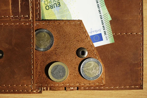 Carteira Couro Marrom Aberto Com Notas Euro 100 Moedas Isoladas — Fotografia de Stock