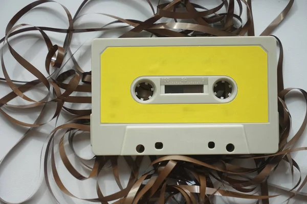 Cassette Met Puinhoop Van Tape Retro Beeld Verwerkt Gemeenschappelijke Audiocassette — Stockfoto