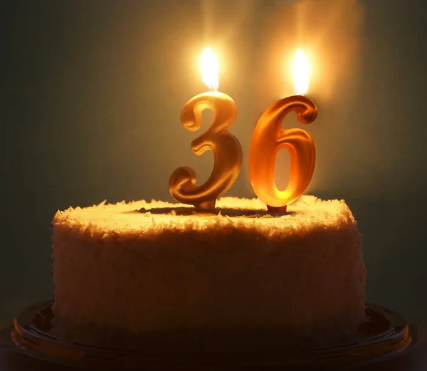 Um bolo de aniversário com velas acesas eo número 36 em it.night s — Fotografia de Stock