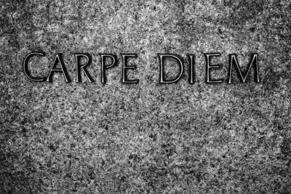 石の背景にある金属語 Carpe Diem テキスト — ストック写真