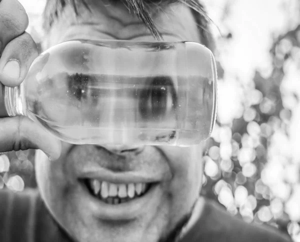 Stilig Leende Ung Man Med Glasögon Engångs Vatten Flaska Tittar — Stockfoto