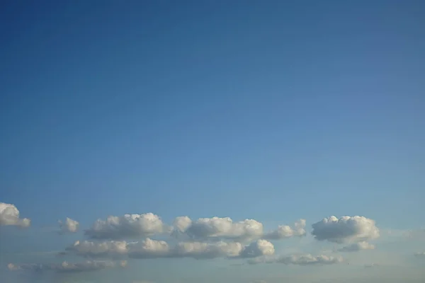 Блакитне Небо Хмарами Природний Фон Блакитне Небо Сонячний День Блискучими — стокове фото