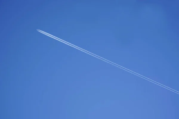Rastros Del Avión Fondo Azul Del Cielo Rutas Vapor Avión — Foto de Stock