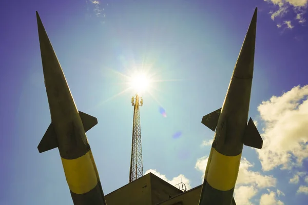 Две Ракеты Установке Направлены Вверх Оружие Массового Поражения Противоракетная Оборона — стоковое фото