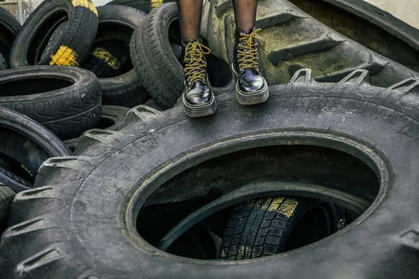 Mulher Usando Sapatos Pretos Contra Pneus — Fotografia de Stock