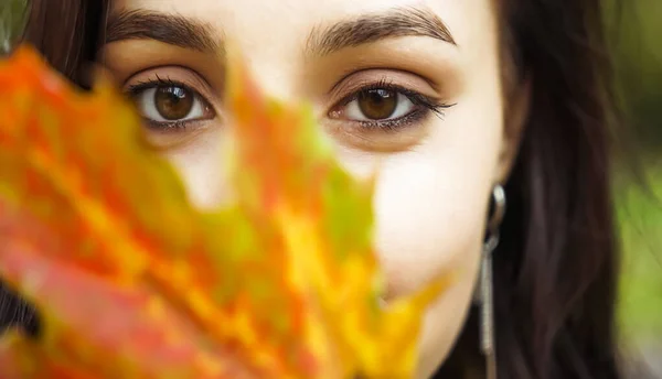 Hermosa Morena Latina Romántica Con Hoja Borrosa Otoño Dorado Retrato — Foto de Stock