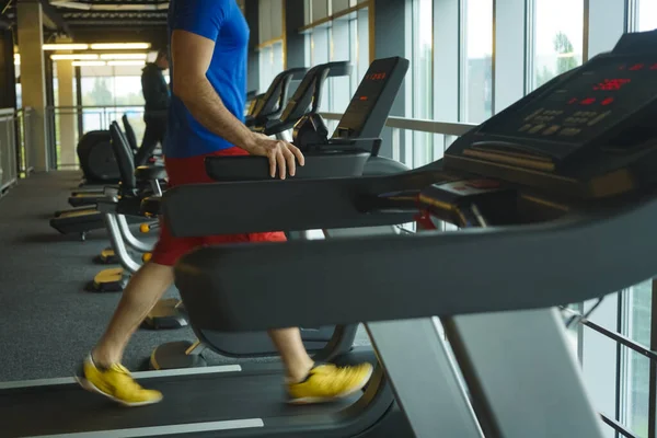 Grupo Amigos Gimnasio Una Caminadora Trabajo Equipo Hombre Joven Entrenando —  Fotos de Stock