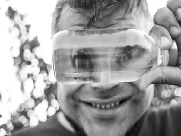 Guapo Sonriente Joven Con Gafas Botella Agua Desechable Mirando Través — Foto de Stock