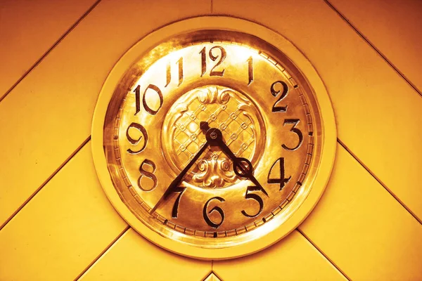 Vintage Gouden Klok Grijze Houten Achtergrond Oude Klassieke Gele Klok — Stockfoto
