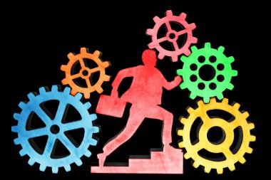 Davası olan işadamı, siyah arka planda izole edilmiş dişli çarklar ve dişli çarklar kullanıyor.. 