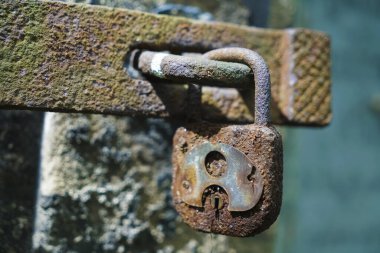 Kahverengi yeşil paslı eski kapı kolu ve asma kilit