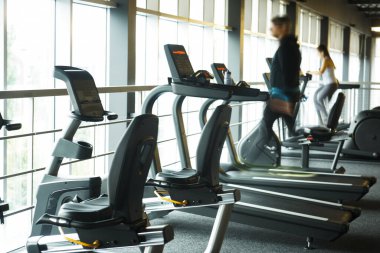 Fitness merkezinde bulanık arkaplan izleme makineleri