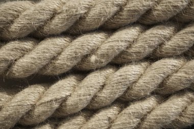 Arka plan olarak yıpranmış eski bir kayık ipini yakından çek. Ağır görev kablosunun dokusu. Deniz altyapısı için kullan. İpin arkaplanı