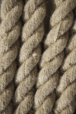 Arka plan olarak yıpranmış eski bir kayık ipini yakından çek. Ağır görev kablosunun dokusu. Deniz altyapısı için kullan. İpin arkaplanı