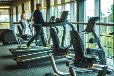 Fitness merkezinde bulanık arkaplan izleme makineleri