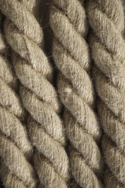 Arka plan olarak yıpranmış eski bir kayık ipini yakından çek. Ağır görev kablosunun dokusu. Deniz altyapısı için kullan. İpin arkaplanı
