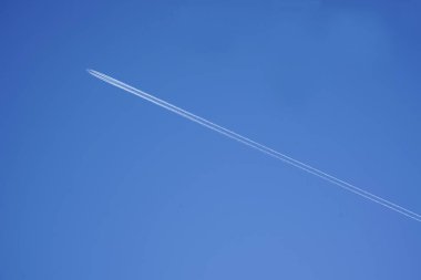 Mavi gökyüzü arka planında uçağın izi var. Uçak. 