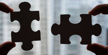 ev arka planda çift bulmaca parçası bağlamak için çalışıyor iki el. 