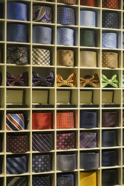 Boyunbağları bir şebeke rafına yerleştirilmiş. Özel dikim papyonlar ve kravatlar. moda arkaplanı. 