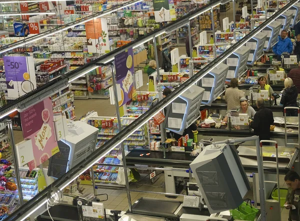 2019年9月18日 俄罗斯加里宁格勒 人们在大超级中心等待购买商品 购物者在结帐时支付产品费用 超级市场传送带上的食物 — 图库照片