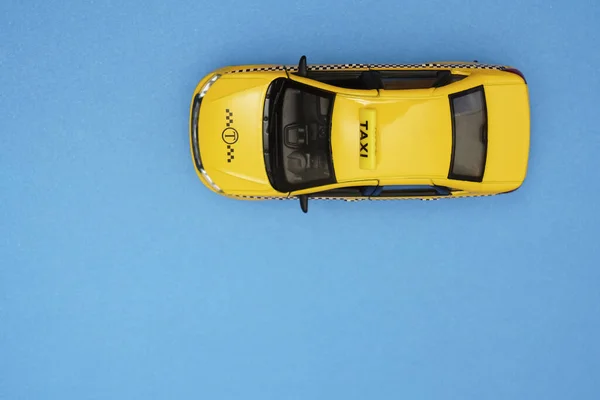 Sárga Taxi Autó Kék Háttérrel Taxiszolgáltatás Fogalma — Stock Fotó
