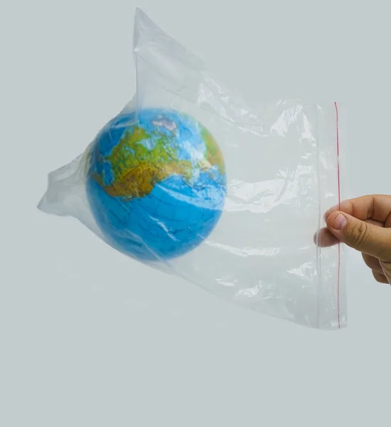 Detailní záběr mužské držení v plastovém sáčku Země svět zeměkoule izolované na — Stock fotografie