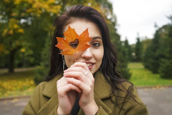 Brunette Latin Woman Looking Autumn Leaf Heart Shaped Hole Autumn — Stock Photo, Image