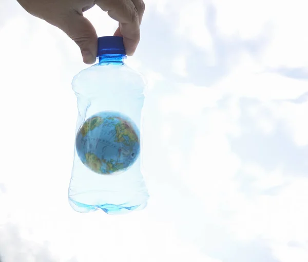 Mano Masculina Sosteniendo Botella Plástico Con Globo Azul Fondo Del —  Fotos de Stock