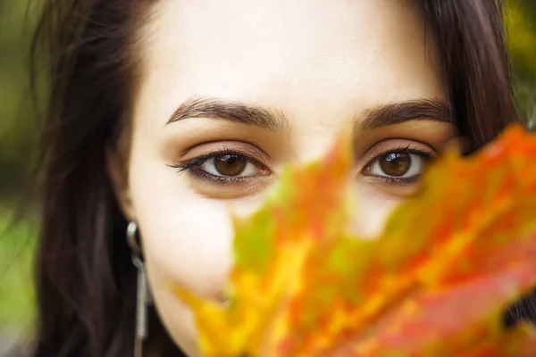 Piękna Romantyczna Latynoska Brunetka Zamazanym Złotym Jesiennym Liściem Portret Bliska — Zdjęcie stockowe