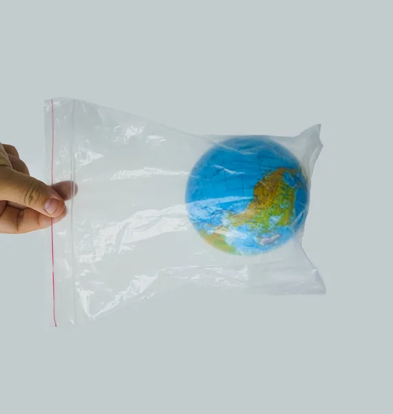 Detailní záběr mužské držení v plastovém sáčku Země svět zeměkoule izolované na — Stock fotografie