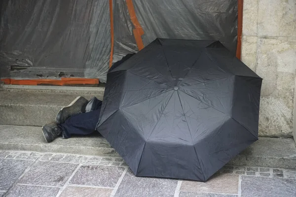 Work Less Homeless European Man Black Wet Umbrella Rain Rainy — Stock Photo, Image