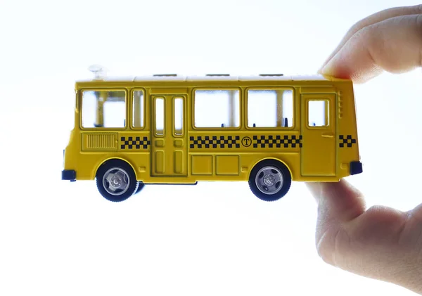 Masculino Mão Segurando Brinquedo Ônibus Amarelo Isolado Fundo Branco — Fotografia de Stock