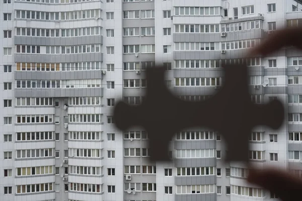 Één Hand Houdt Één Puzzelstukje Achtergrond Van Het Huis Puzzelpapier — Stockfoto