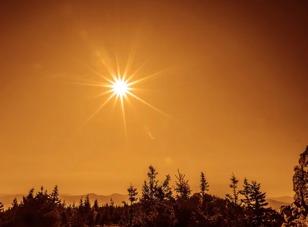 Сонячні Промені Над Горами Блискучий День Чисте Жовте Небо Перед — стокове фото