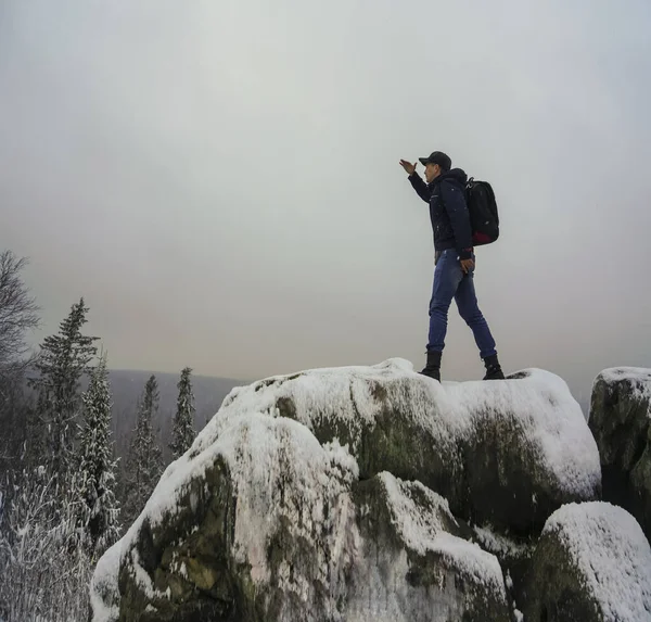 Ein Mann Mit Einem Rucksack Blickt Weit Weg Von Einer — Stockfoto