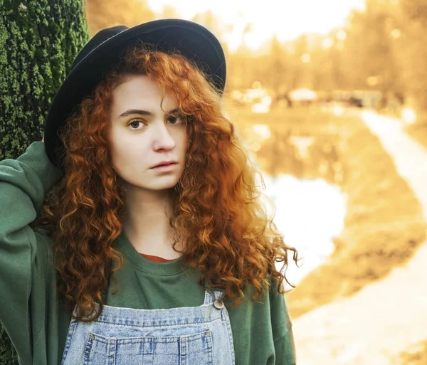 Krásná Mladá Zrzka Dívka Červeném Klobouku Širokou Krempou Modré Džíny — Stock fotografie