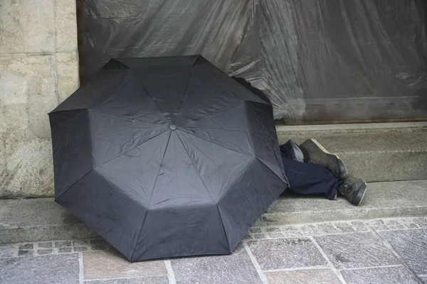 Travailler Moins Moins Sans Abri Homme Européen Sous Parapluie Humide — Photo