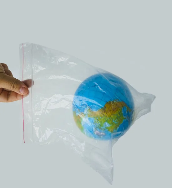 Detailní Záběr Mužské Ruce Držet Plastovém Sáčku Země Svět Zeměkoule — Stock fotografie