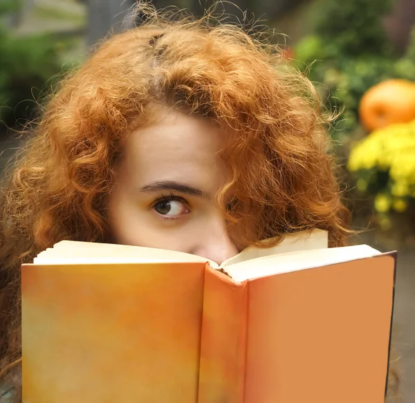 Schöne Lockige Rothaarige Studentin Die Ihr Gesicht Hinter Dem Orangefarbenen — Stockfoto