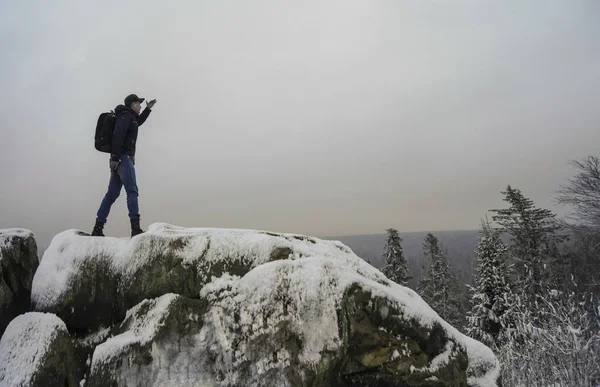 Homem Com Uma Mochila Olhando Para Longe Uma Paisagem Inverno — Fotografia de Stock