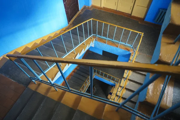 渦巻火災は 正方形のスタイルでオレンジ色の階段としてエスケープします 約5フロアに広がる螺旋階段 — ストック写真