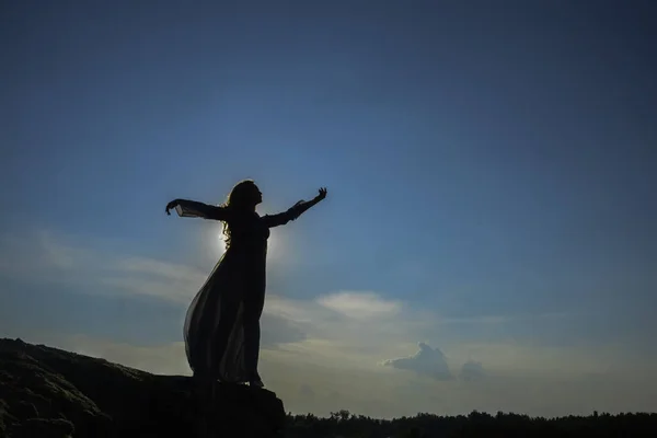 Silhueta Mulher Topo Montanha Fêmea Segurar Mão Crescente Lua Acima — Fotografia de Stock