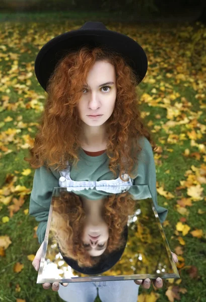 Jovem Mulher Encaracolada Mostrando Sua Reflexão Dia Outono Parque Outono — Fotografia de Stock