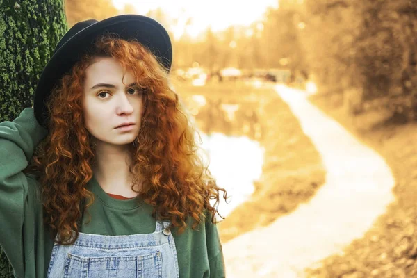 Menina Ruiva Jovem Bonita Chapéu Abas Largas Vermelho Jeans Azul — Fotografia de Stock