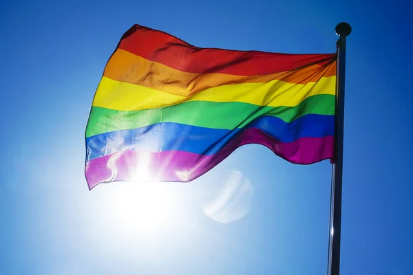 Regnbågsflagga Lgbt Rörelse Solig Blå Himmel Bakgrund — Stockfoto