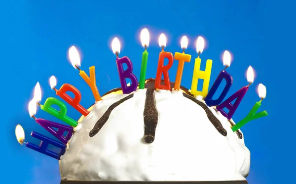 Velas Aniversário Felizes Bolo Branco Com Chocolate Preto Contra Fundo — Fotografia de Stock