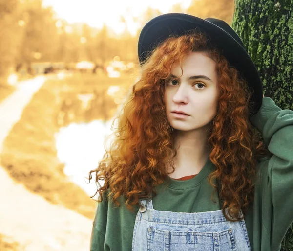 Menina Ruiva Jovem Bonita Chapéu Abas Largas Vermelho Jeans Azul — Fotografia de Stock