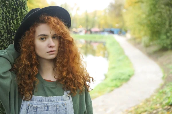 Hermosa Joven Pelirroja Con Sombrero Rojo Ala Ancha Jeans Azules —  Fotos de Stock